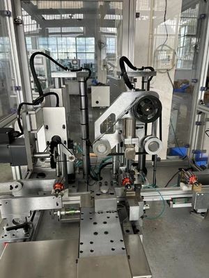 오토 생산 라인에서 커머터 턴 머신